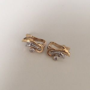Cute dolphin 🐬🐬earnings 14k gold.